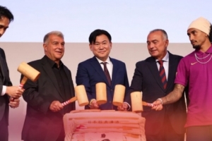 巴萨抵达神户参加欢迎晚宴,拉波尔塔、乐天创始人出席