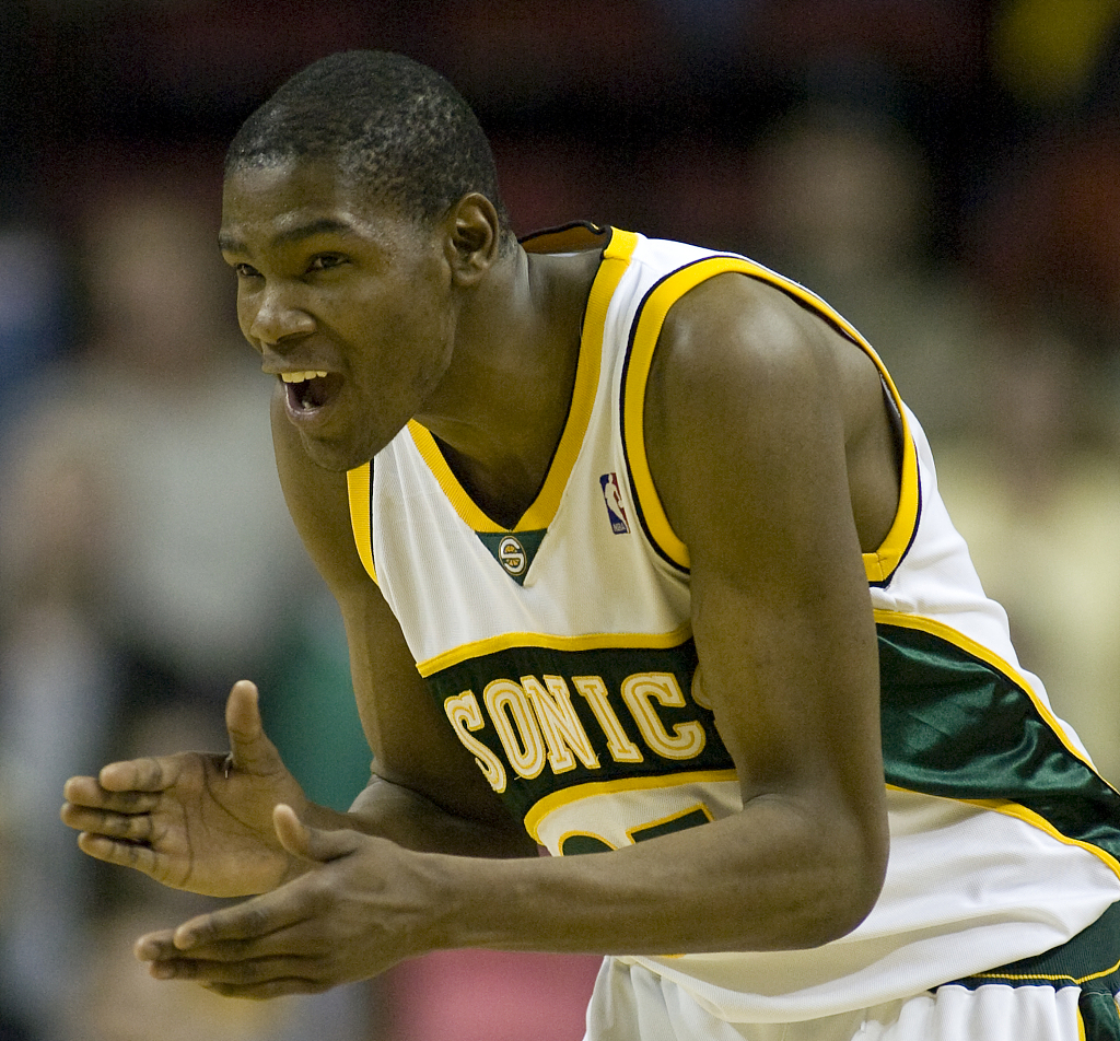 PG电子官网-詹杜争锋十八年:从巅峰对决到见证新锐崛起,传奇篇章未完待续