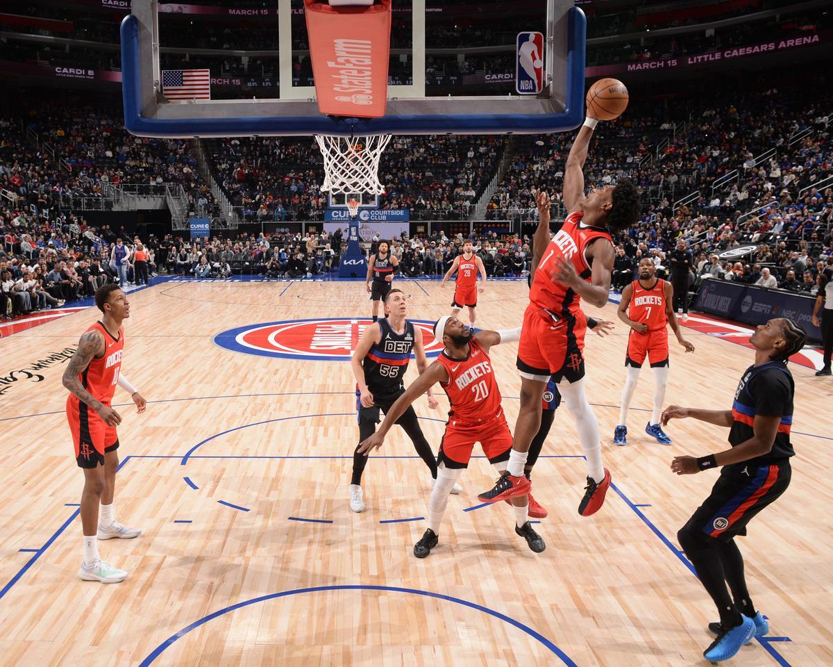 PG电子官方直营-爱德华兹41分封神夜:森林狼第三节防守绞杀战如何撕碎灰熊?