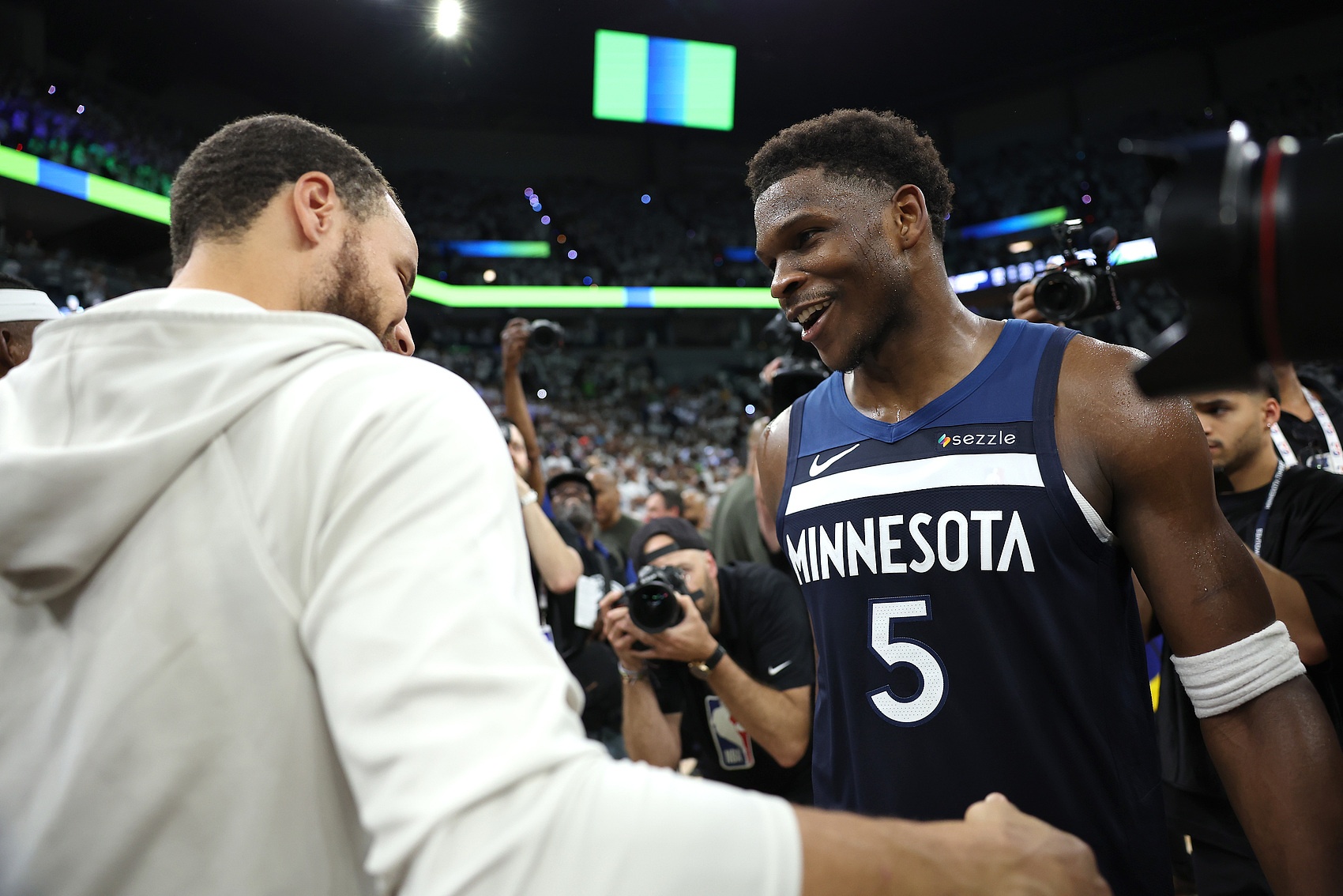 PG电子直营站-爱德华兹:库里是我兄弟&我爱他的一切 他是最伟大控卫 不太懂rap